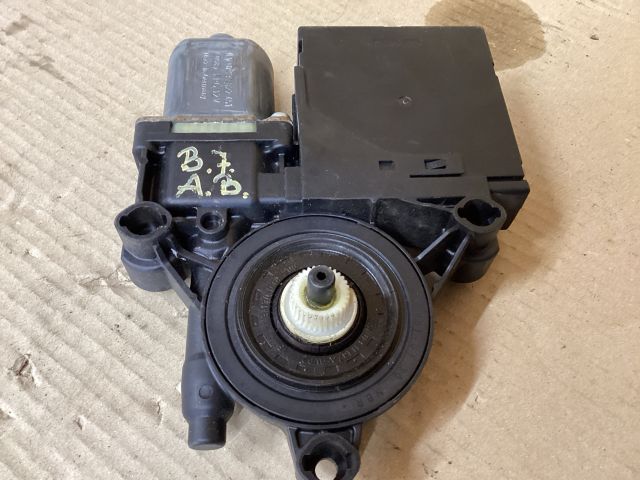 bontott VW PASSAT B7 Jobb első Ablakemelő Motor