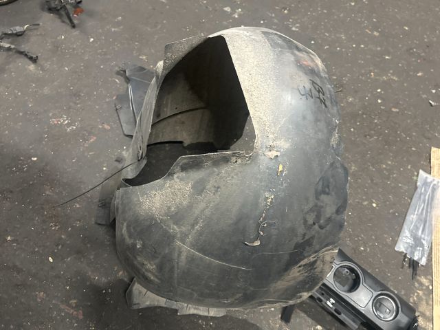 bontott VW PASSAT B7 Jobb első Dobbetét (Kerékjárati, Műanyag)