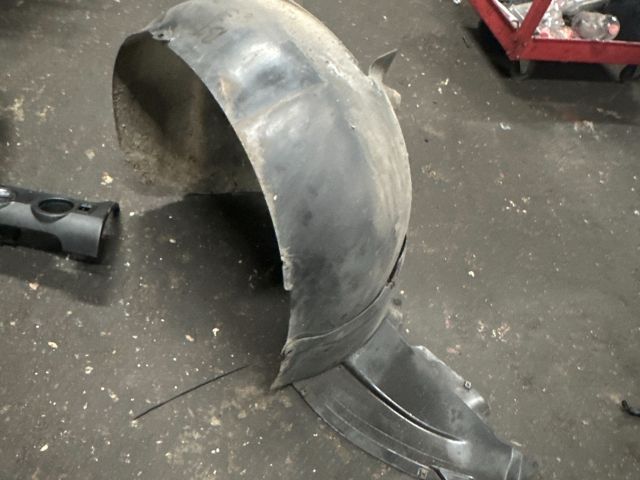 bontott VW PASSAT B7 Jobb első Dobbetét (Kerékjárati, Műanyag)