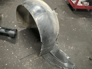 bontott VW PASSAT B7 Jobb első Dobbetét (Kerékjárati, Műanyag)