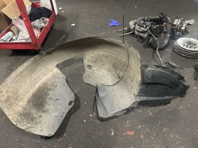 bontott VW PASSAT B7 Jobb első Dobbetét (Kerékjárati, Műanyag)