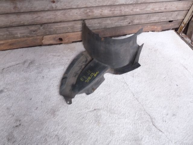 bontott VW PASSAT B7 Jobb első Dobbetét (Kerékjárati, Műanyag)