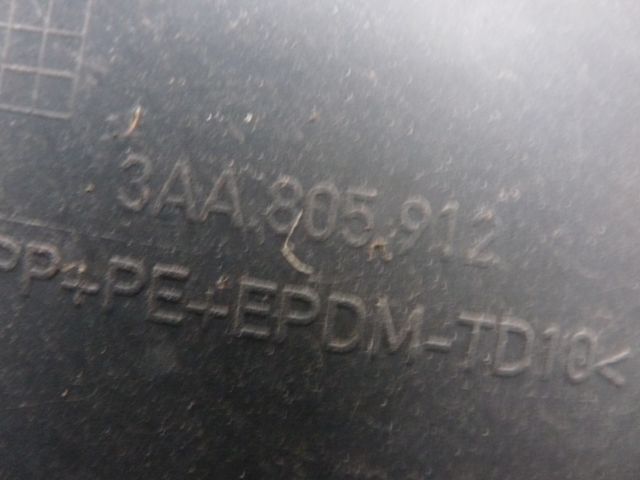 bontott VW PASSAT B7 Jobb első Dobbetét (Kerékjárati, Műanyag)