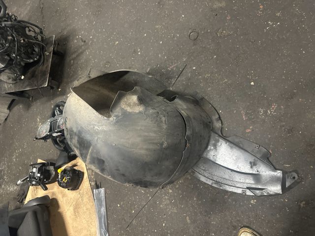 bontott VW PASSAT B7 Jobb első Dobbetét (Kerékjárati, Műanyag)