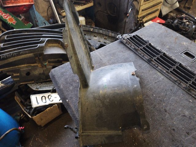 bontott VW PASSAT B7 Jobb első Első Dobbetét (Kerékjárati, Műanyag)