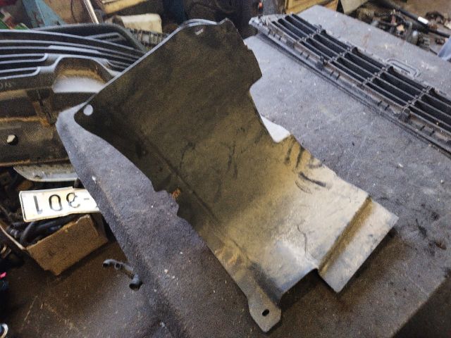 bontott VW PASSAT B7 Jobb első Első Dobbetét (Kerékjárati, Műanyag)