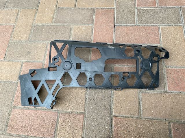 bontott VW PASSAT B7 Jobb első Oldal Lökhárító Tartó (Műanyag)