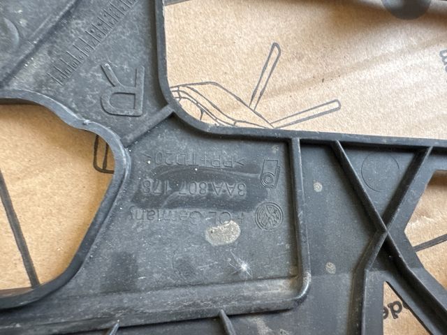 bontott VW PASSAT B7 Jobb első Oldal Lökhárító Tartó (Műanyag)