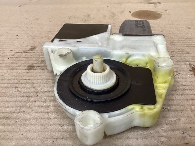 bontott VW PASSAT B7 Jobb hátsó Ablakemelő Motor