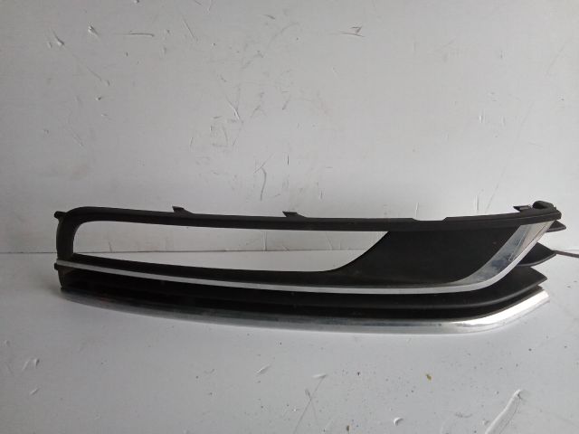 bontott VW PASSAT B7 Jobb Ködlámpa Rács