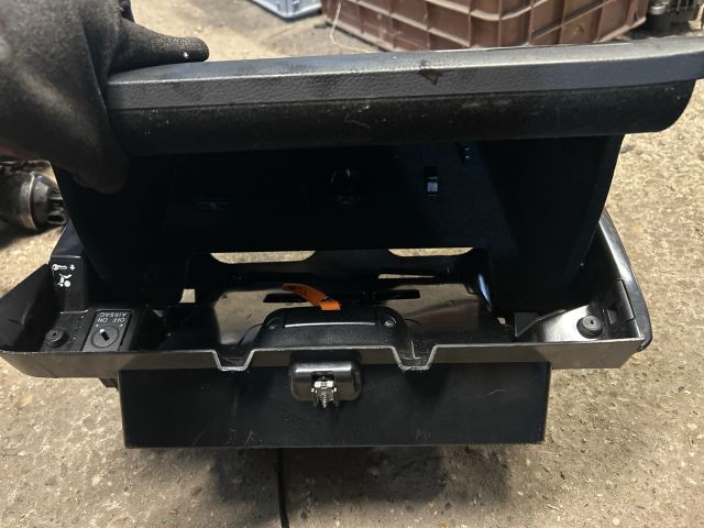 bontott VW PASSAT B7 Kesztyűtartó