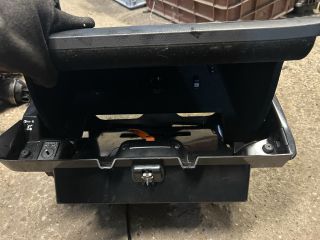 bontott VW PASSAT B7 Kesztyűtartó