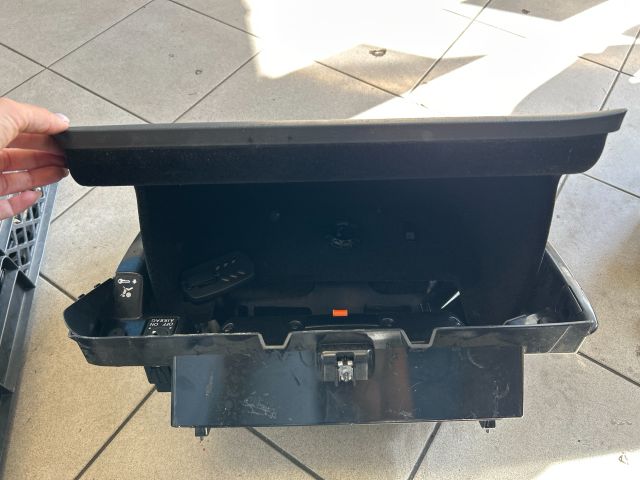 bontott VW PASSAT B7 Kesztyűtartó