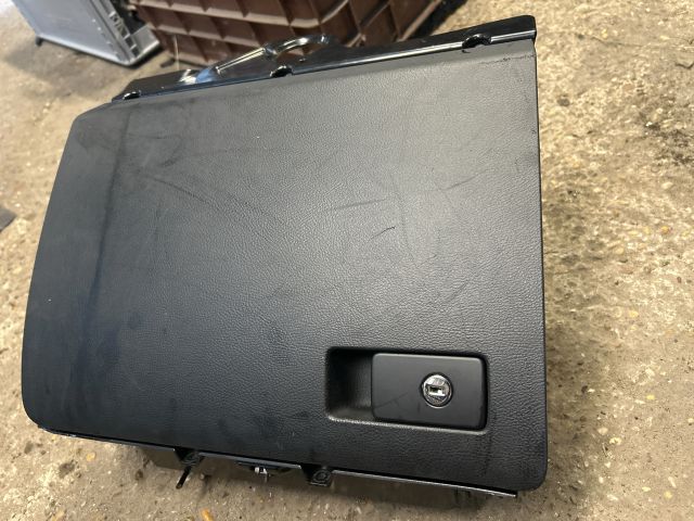 bontott VW PASSAT B7 Kesztyűtartó