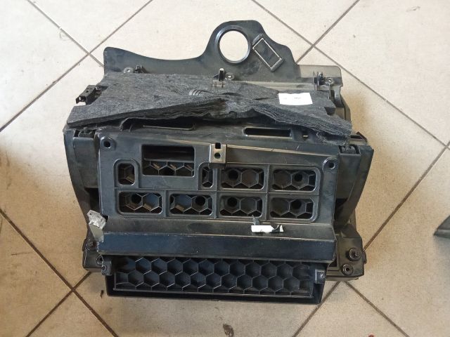 bontott VW PASSAT B7 Kesztyűtartó