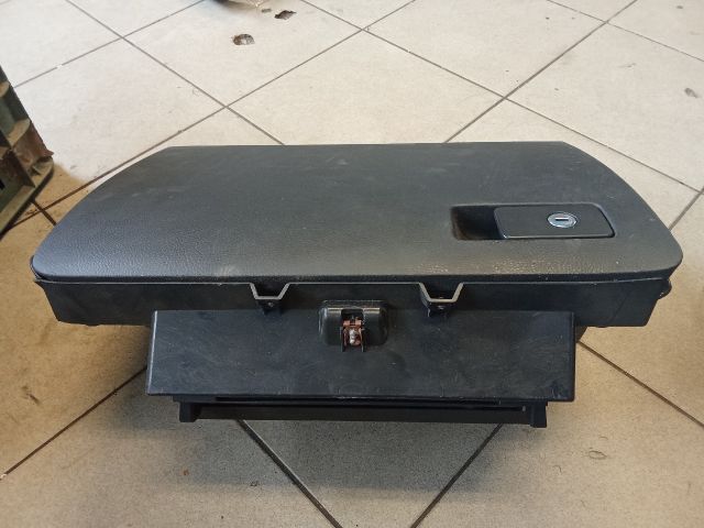 bontott VW PASSAT B7 Kesztyűtartó