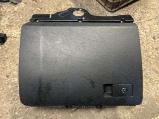 bontott VW PASSAT B7 Kesztyűtartó