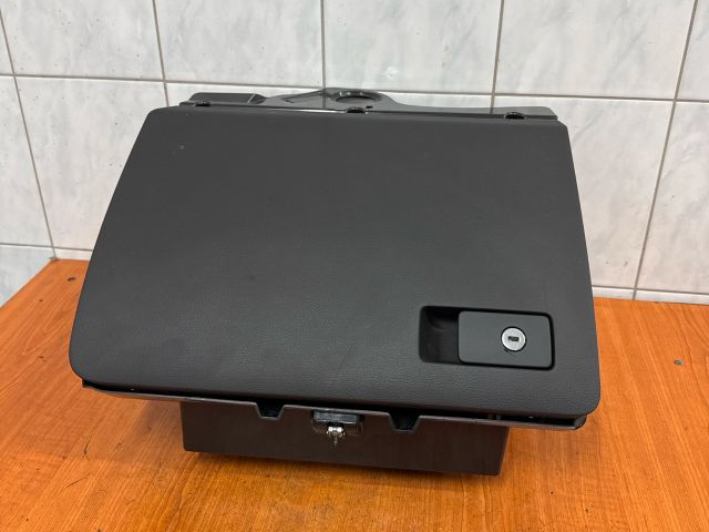 bontott VW PASSAT B7 Kesztyűtartó