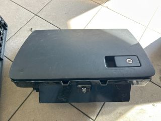 bontott VW PASSAT B7 Kesztyűtartó