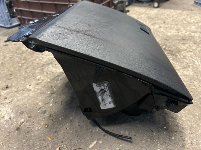 bontott VW PASSAT B7 Kesztyűtartó