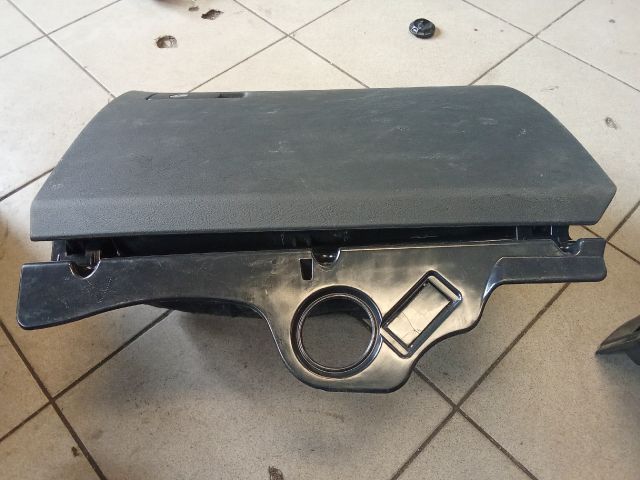 bontott VW PASSAT B7 Kesztyűtartó