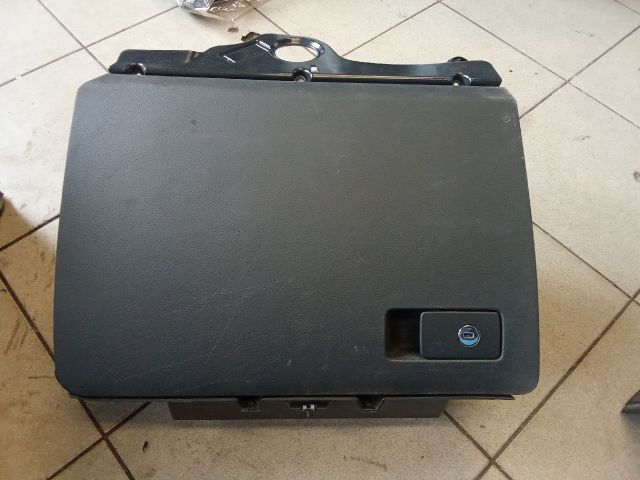 bontott VW PASSAT B7 Kesztyűtartó