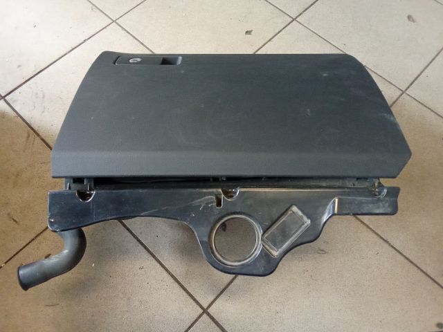 bontott VW PASSAT B7 Kesztyűtartó