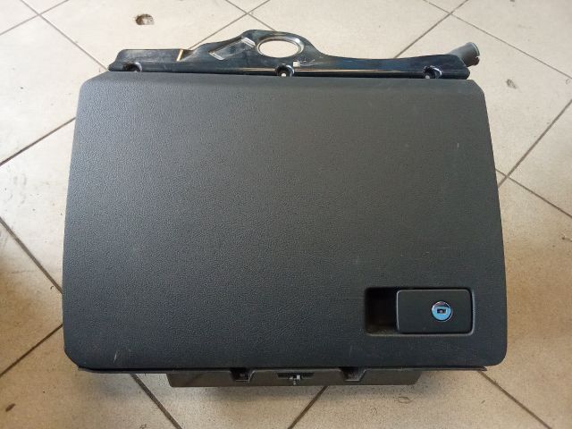 bontott VW PASSAT B7 Kesztyűtartó