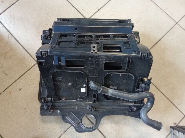 bontott VW PASSAT B7 Kesztyűtartó