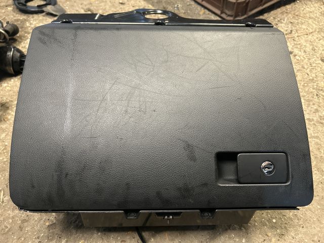 bontott VW PASSAT B7 Kesztyűtartó