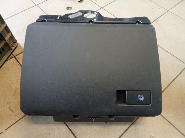 bontott VW PASSAT B7 Kesztyűtartó