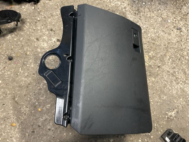 bontott VW PASSAT B7 Kesztyűtartó