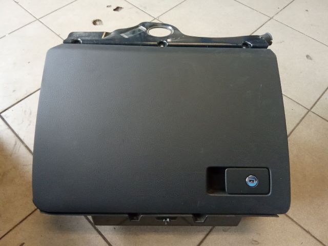 bontott VW PASSAT B7 Kesztyűtartó