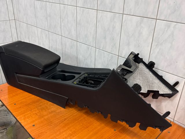 bontott VW PASSAT B7 Könyöklő