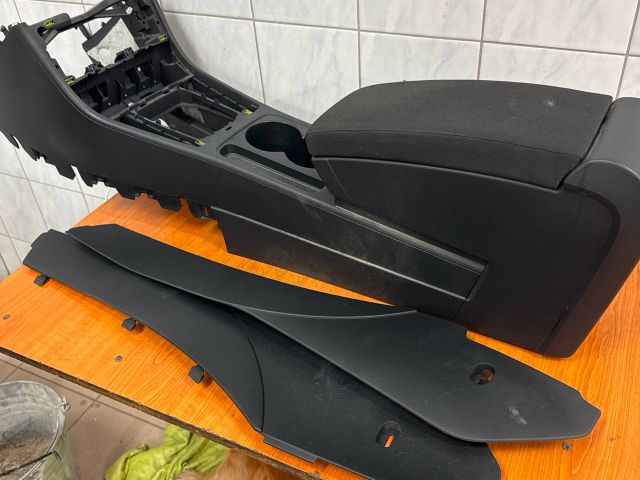 bontott VW PASSAT B7 Könyöklő