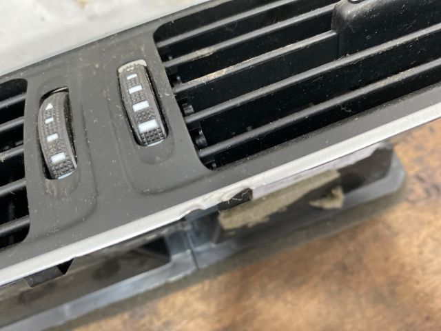 bontott VW PASSAT B7 Középső Szellőző