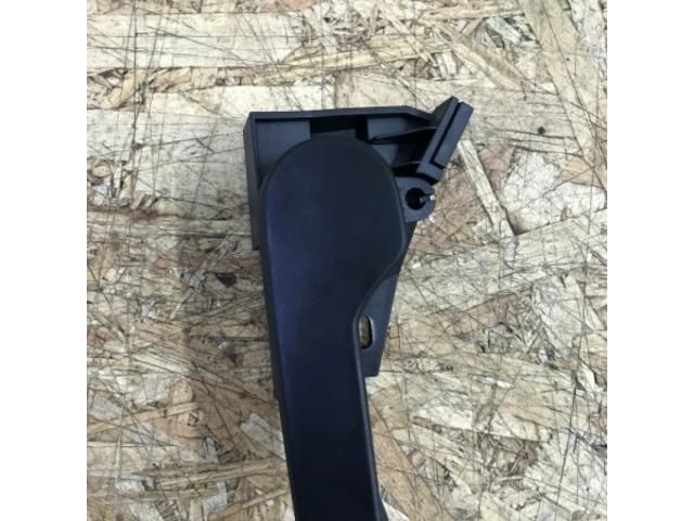 bontott VW PASSAT B7 Motorháztető Nyitó Kar / Gomb