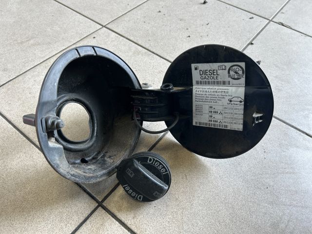 bontott VW PASSAT B7 Tankajtó