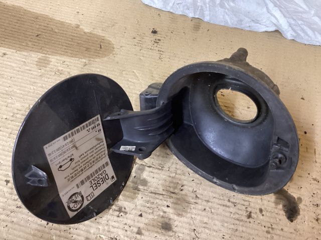 bontott VW PASSAT B7 Tankajtó