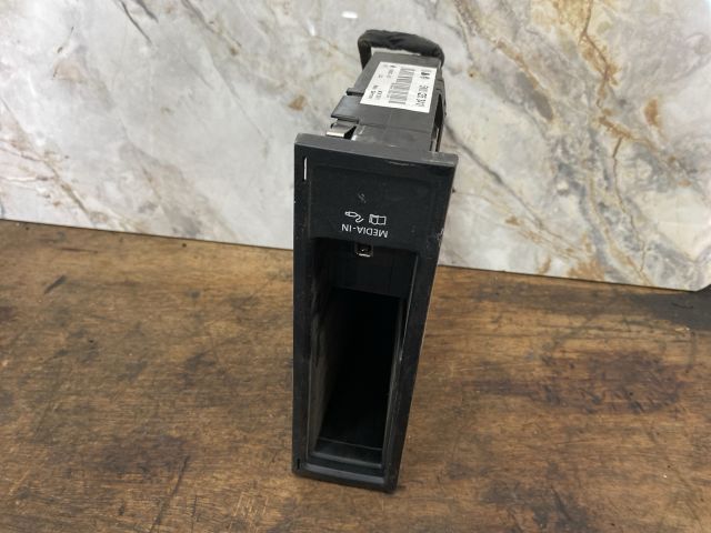 bontott VW PASSAT B7 USB Aljzat