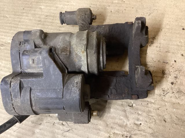 bontott VW PASSAT B8 Bal hátsó Féknyereg Munkahengerrel