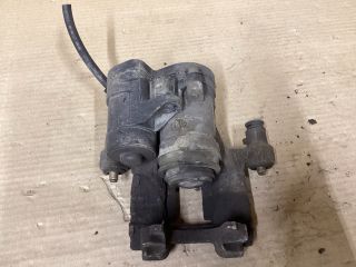 bontott VW PASSAT B8 Bal hátsó Féknyereg Munkahengerrel