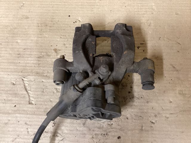 bontott VW PASSAT B8 Bal hátsó Féknyereg Munkahengerrel