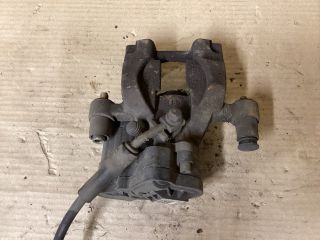 bontott VW PASSAT B8 Bal hátsó Féknyereg Munkahengerrel