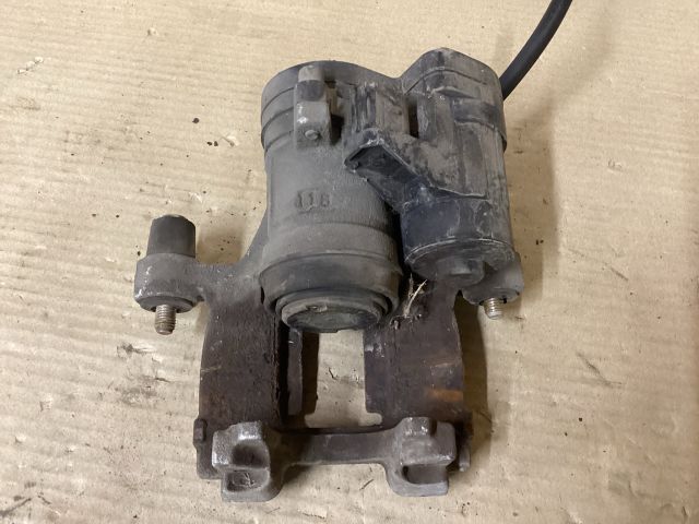 bontott VW PASSAT B8 Jobb hátsó Féknyereg Munkahengerrel