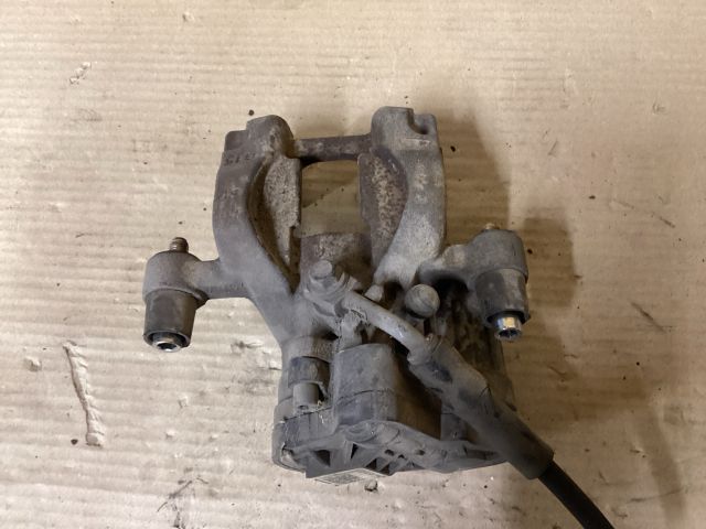 bontott VW PASSAT B8 Jobb hátsó Féknyereg Munkahengerrel