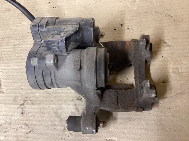 bontott VW PASSAT B8 Jobb hátsó Féknyereg Munkahengerrel