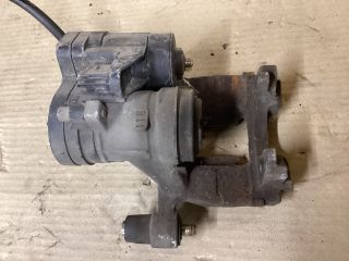 bontott VW PASSAT B8 Jobb hátsó Féknyereg Munkahengerrel