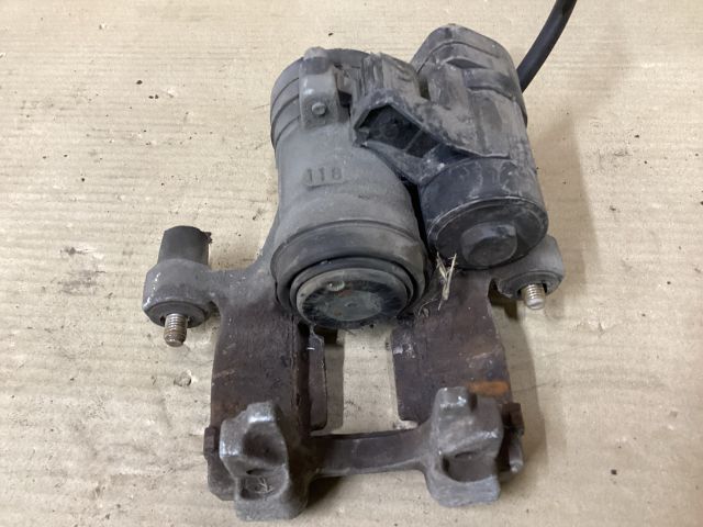 bontott VW PASSAT B8 Jobb hátsó Féknyereg Munkahengerrel