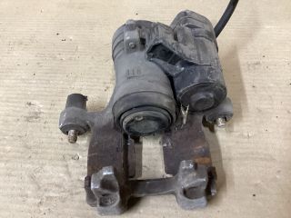 bontott VW PASSAT B8 Jobb hátsó Féknyereg Munkahengerrel